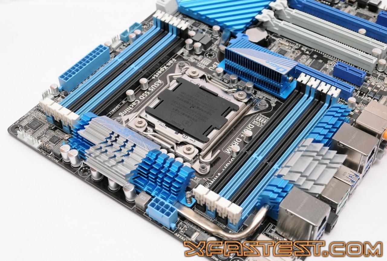 [10/10/2011] Erste Bilder des Asus P9X79 Deluxe mit acht DIMM-Bänken (4)