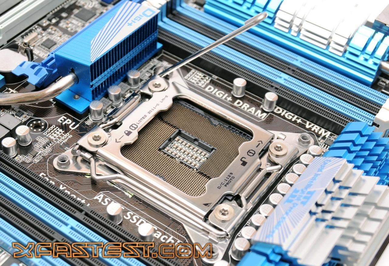 [10/10/2011] Erste Bilder des Asus P9X79 Deluxe mit acht DIMM-Bänken (7)