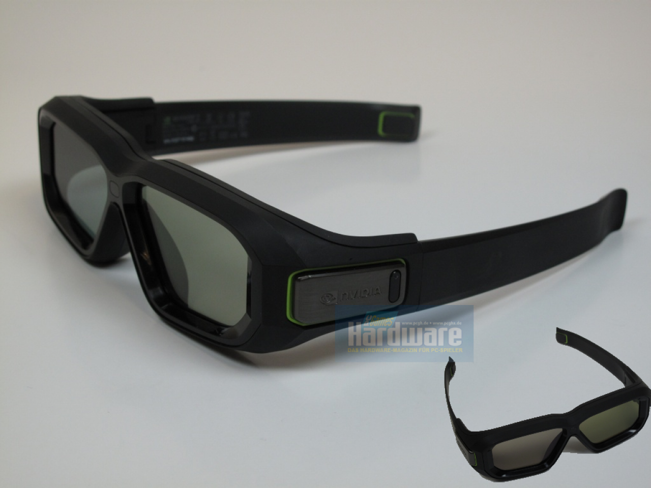[09/10/2011] Die neuen Shutter-Brillen für 3D-Vision-2 wurden ergonomisch deutlich verbessert. Das komplette Design ist etwas klobiger, dafür sitzt das Design wesentlich besser als vorher. Wir zeigen Ihnen was Nvidia genau verändert hat.