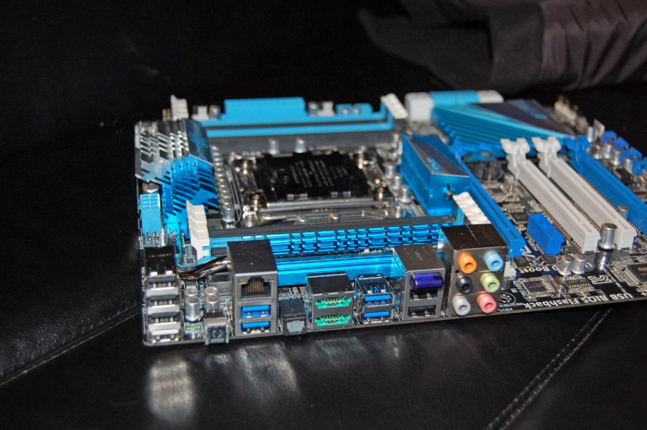 [25/10/2011] Sockel-2011-Mainboards Sabertooth X79, Rampage IV Extreme und P9X79-Serie von Asus (15)