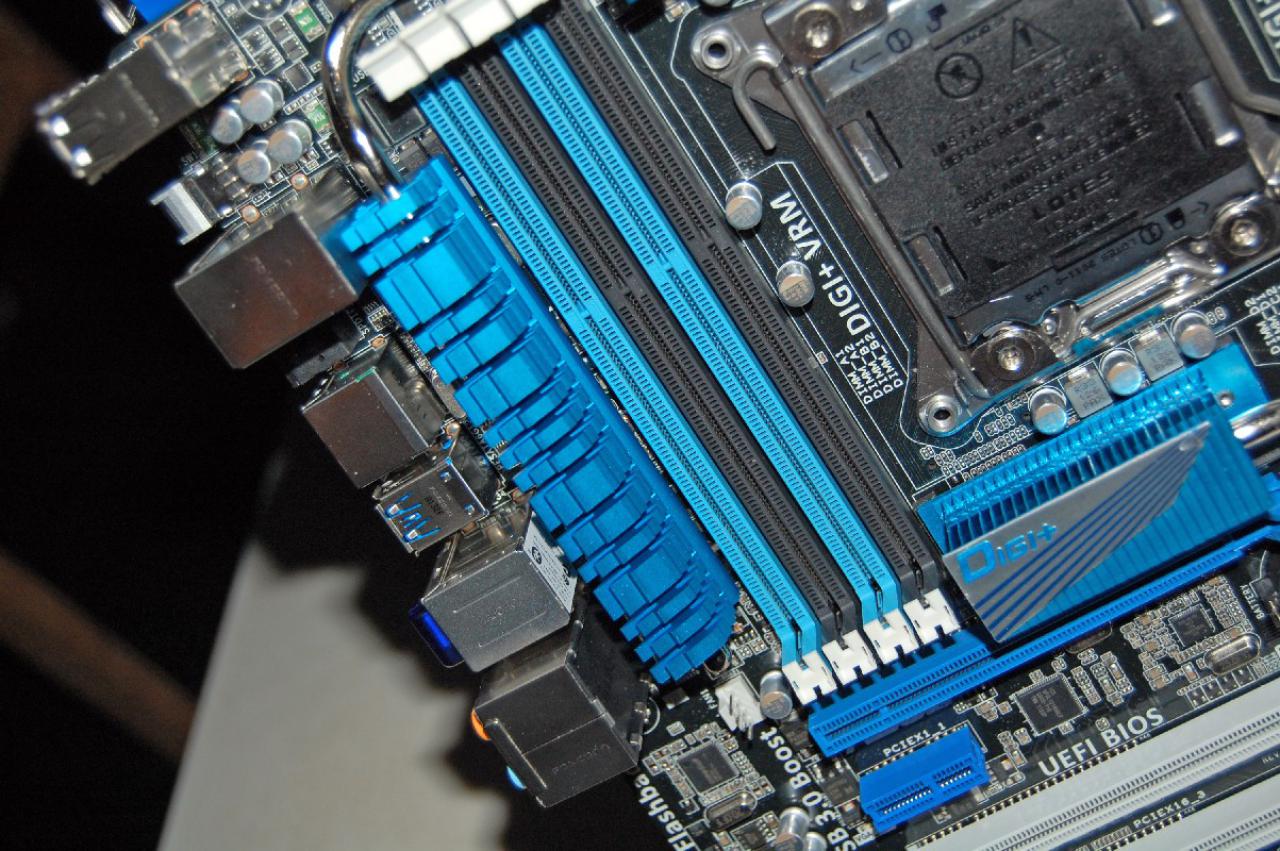 [25/10/2011] Sockel-2011-Mainboards Sabertooth X79, Rampage IV Extreme und P9X79-Serie von Asus (30)