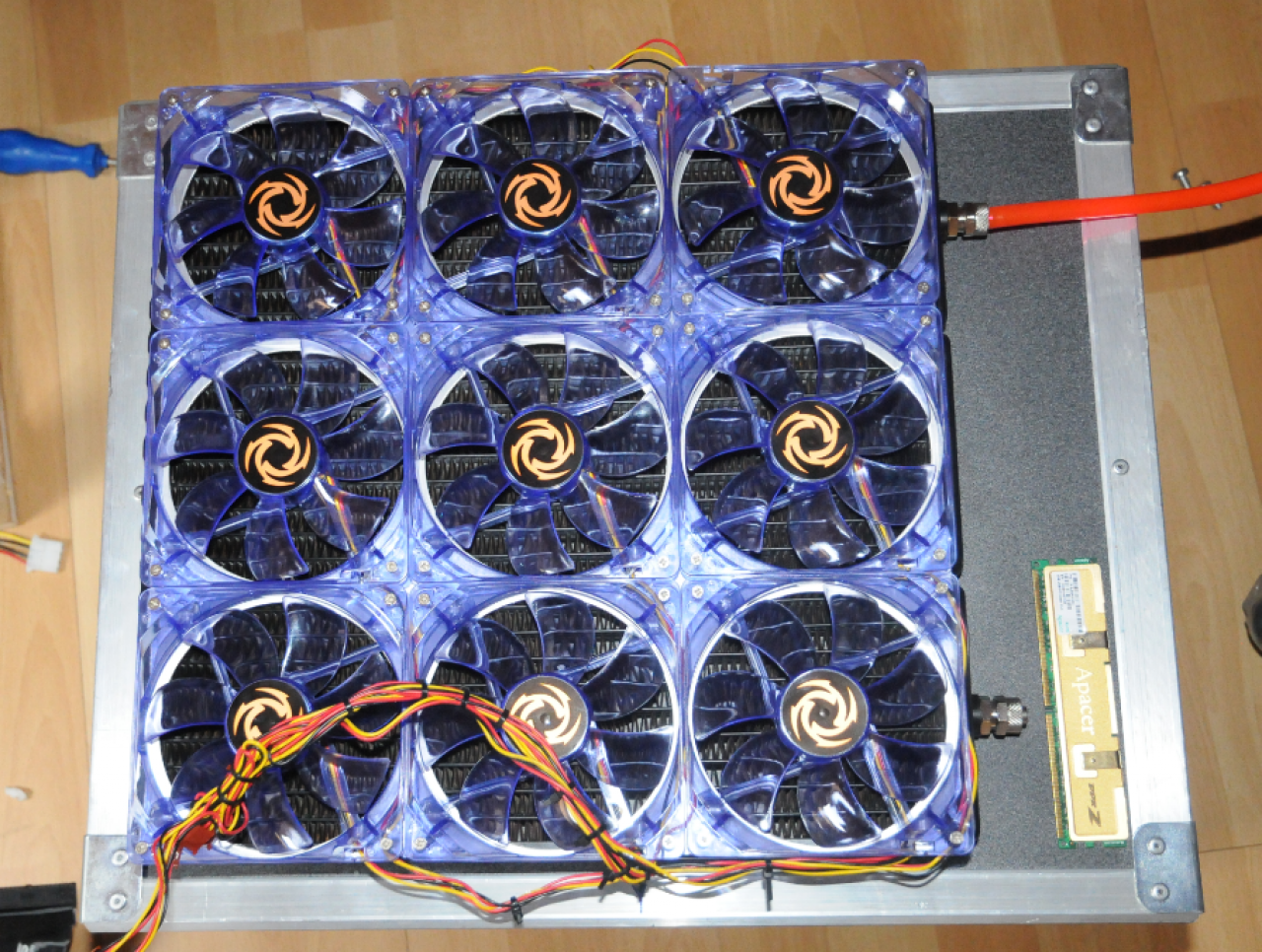 [14/10/2011] Interne Wasserkühlung in einem Flightcase samt Lautsprechern: Die Casecon von PCGHX-User negert (1)