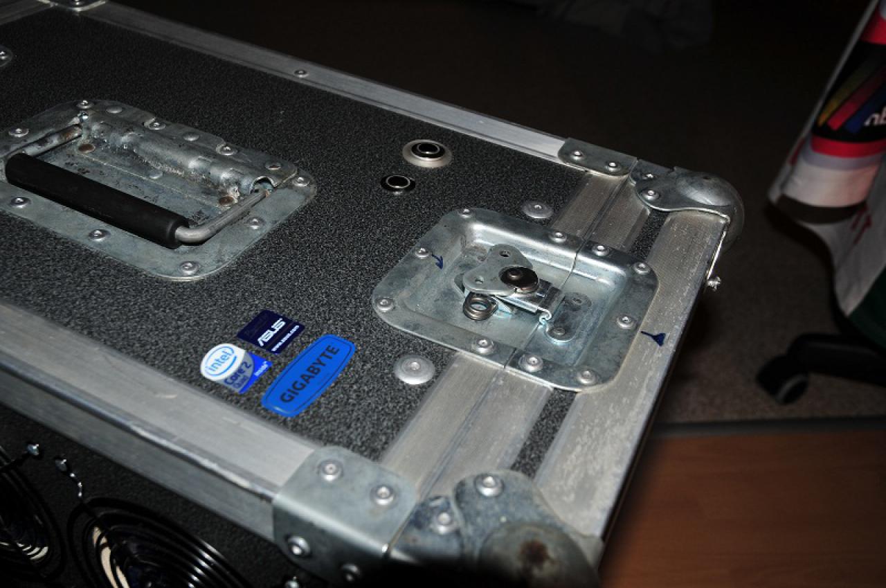 [14/10/2011] Interne Wasserkühlung in einem Flightcase samt Lautsprechern: Die Casecon von PCGHX-User negert (49)