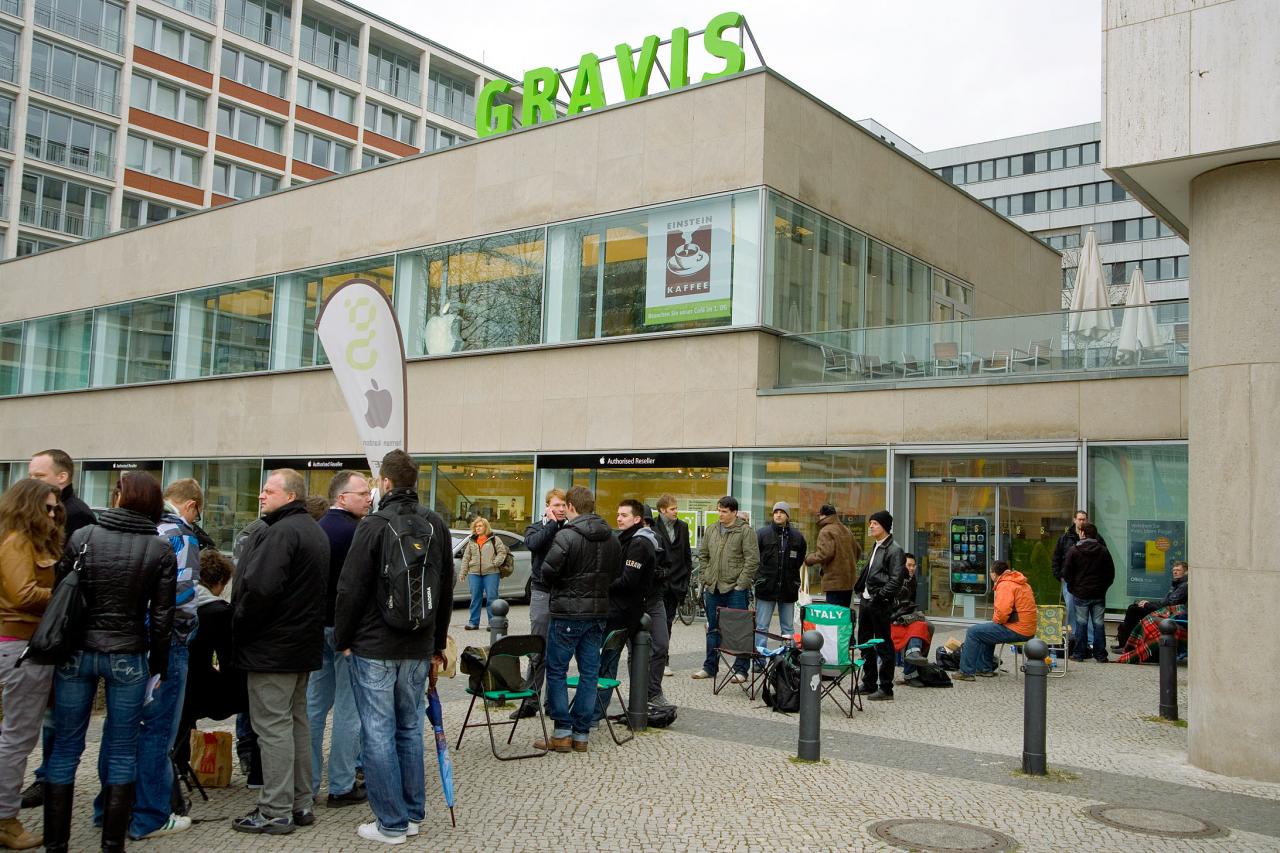 [14/10/2011] Auch bei Gravis gehören lange Schlangen zum Start neuer Apple-Produkte.