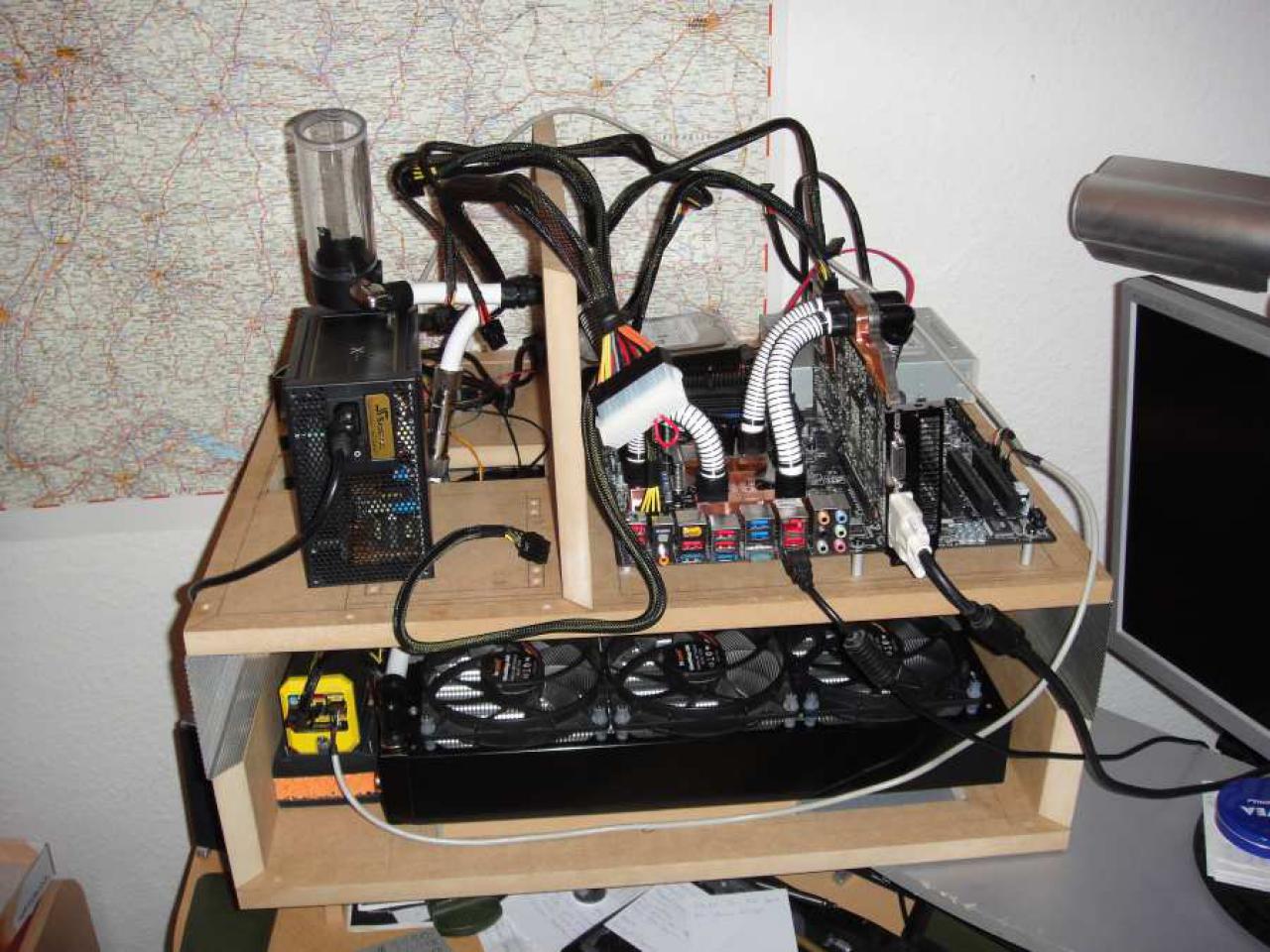 [07/10/2011] MatMades142 Holz-Casecon: Wassergekühlte Detailarbeit samt Sandy Bridge und Fermi-Grafikkarte (144)