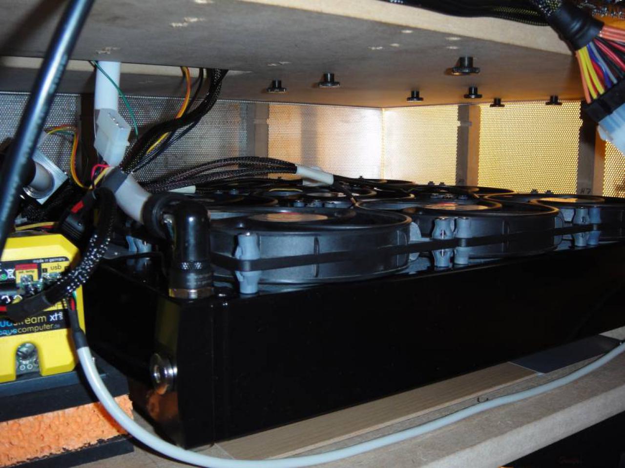 [07/10/2011] MatMades142 Holz-Casecon: Wassergekühlte Detailarbeit samt Sandy Bridge und Fermi-Grafikkarte (148)