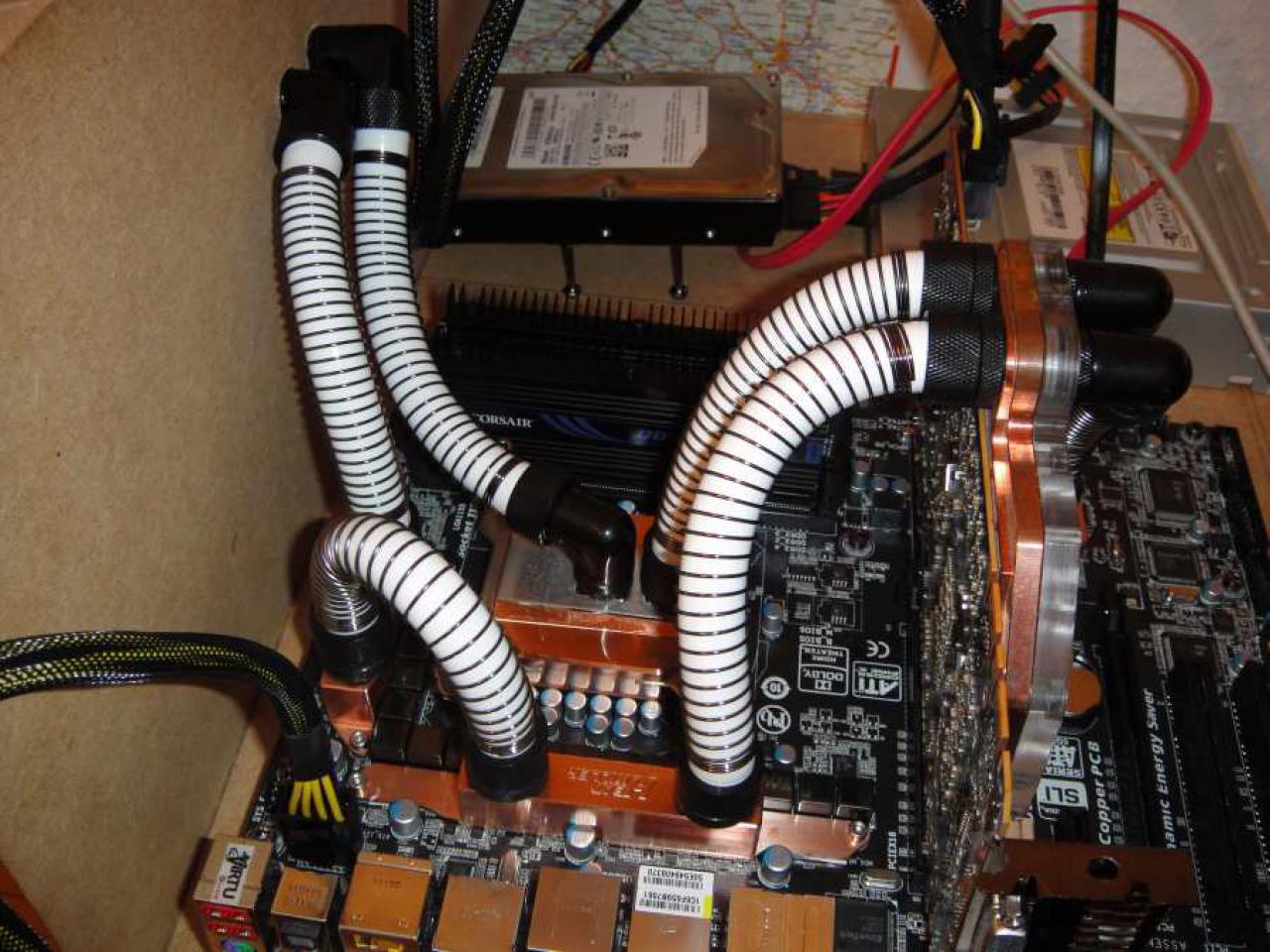 [07/10/2011] MatMades142 Holz-Casecon: Wassergekühlte Detailarbeit samt Sandy Bridge und Fermi-Grafikkarte (149)