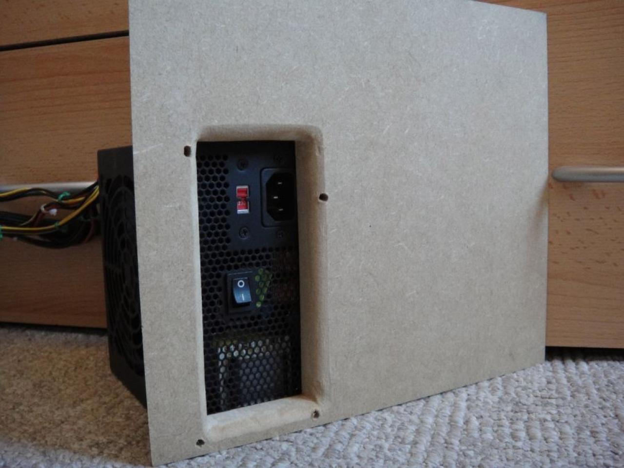[07/10/2011] MatMades142 Holz-Casecon: Wassergekühlte Detailarbeit samt Sandy Bridge und Fermi-Grafikkarte (23)