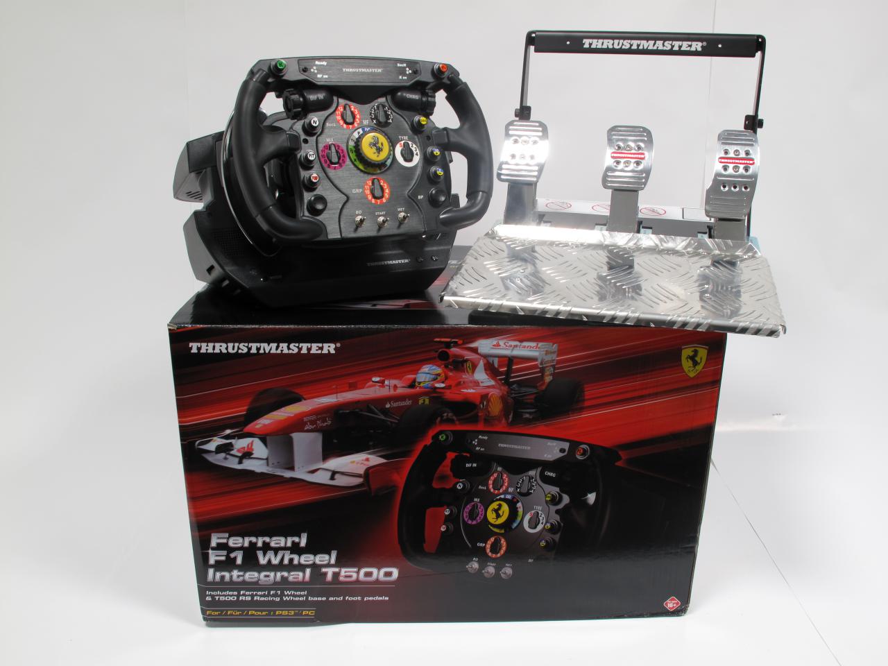 [14/10/2011] Beim Anblick des das Thrustmaster Ferrari F1 Wheel Integral F500 bekommt Spieleonkel und Eingabegeräte-Tester Frank Stöwer feuchte Augen. Nächste Woche darf das Edel-Lenkrad im Test mit F1 2011 zeigen, ob es den hohen Anschaffungspreis von 600 Euro wert ist.