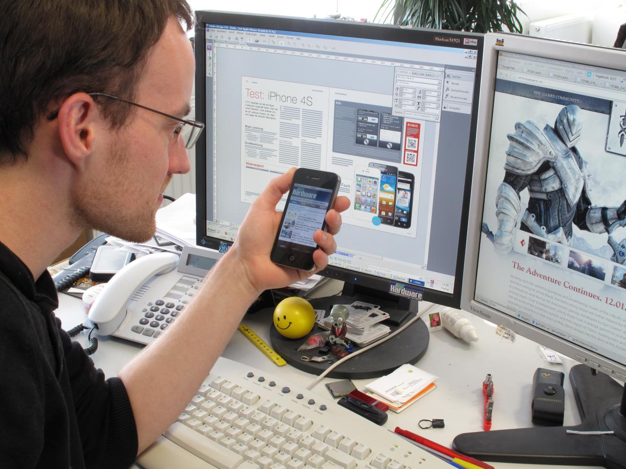 [14/10/2011] Daniel Möllendorf ist gerade dabei, den Test des iPhones 4S und damit auch die Produktion des neuen Print-Projekts Pad & Phone abzuschließen.