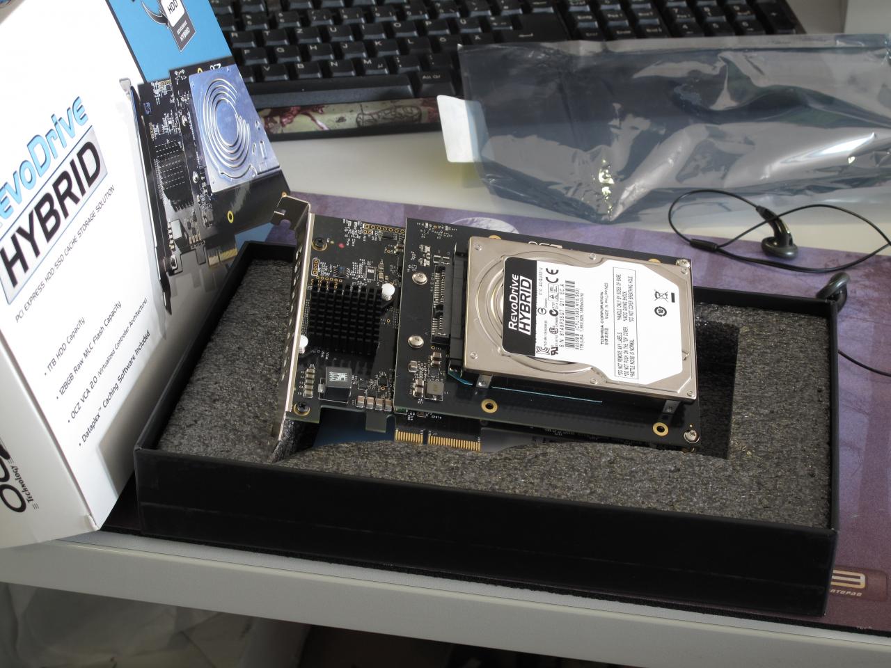 [21/10/2011] Gerade noch rechtzeitg für den Test in der PCGH 12/2011 eingetroffen, liegt das OCZ Revodrive Hybrid, ein Solid-State-Laufwerk für den PCIe-Slot, immer noch bei Carsten auf dem Schreibtisch. 