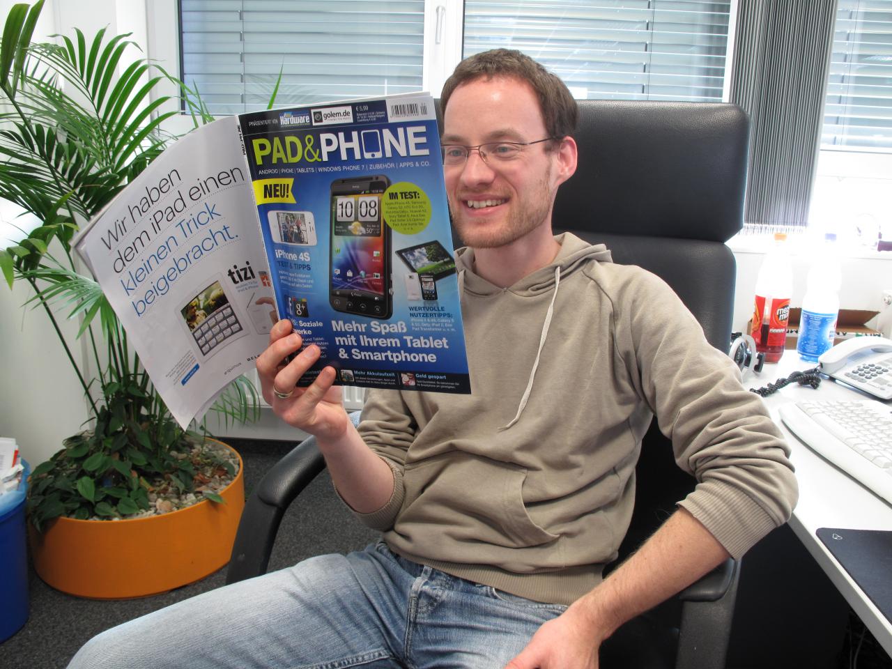[21/10/2011] Da freut sich der Daniel, denn er kann endlich eines von zwei vor Verkaufsstart in die Redaktion geschickten Pad & Phone-Magazinen in der Hand halten und 