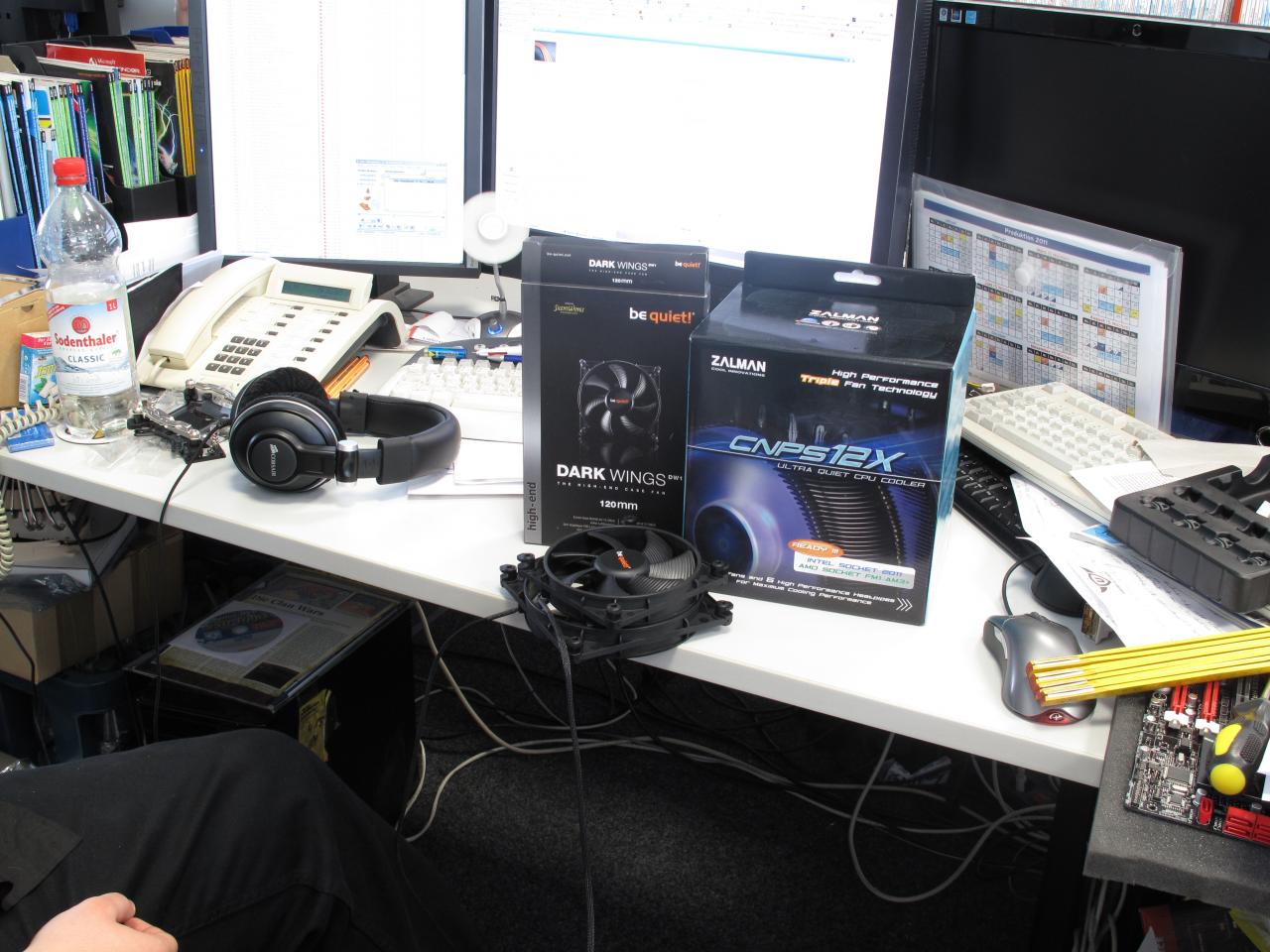 [21/10/2011] Vorbildlich, vorbildlich, auch Stephan hat schon neuen Lüfter am Platz, die er in der nächste Woche genauer unter die Lupe nehmen kann: den Dark Wings DW 1 von Be quiet sowie den CNPS 12X von Zalman.