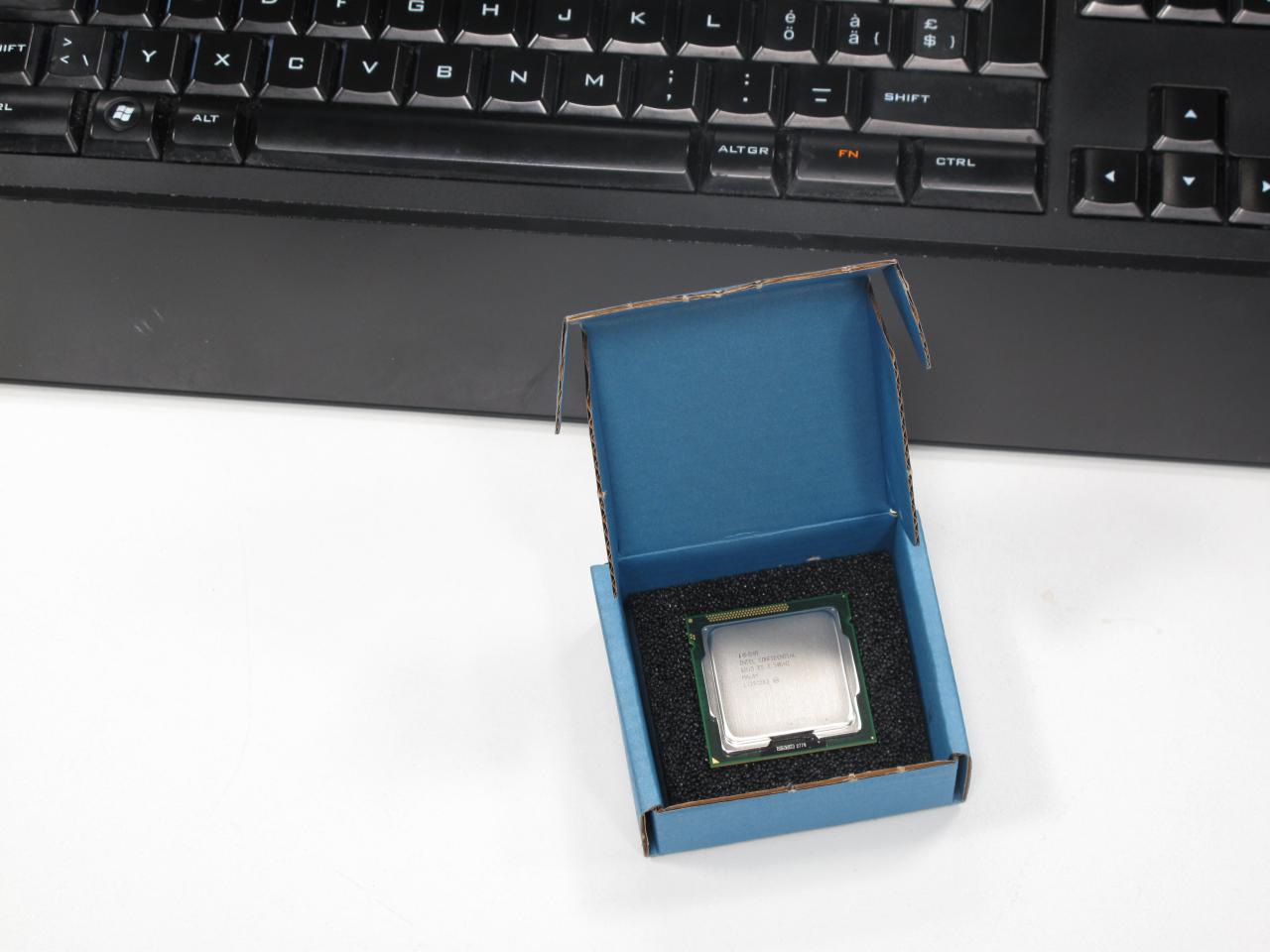 [28/10/2011] Brandneu und bereit, vom Marc ausführlich getestet zu werden: Intels Core i7-2700K.