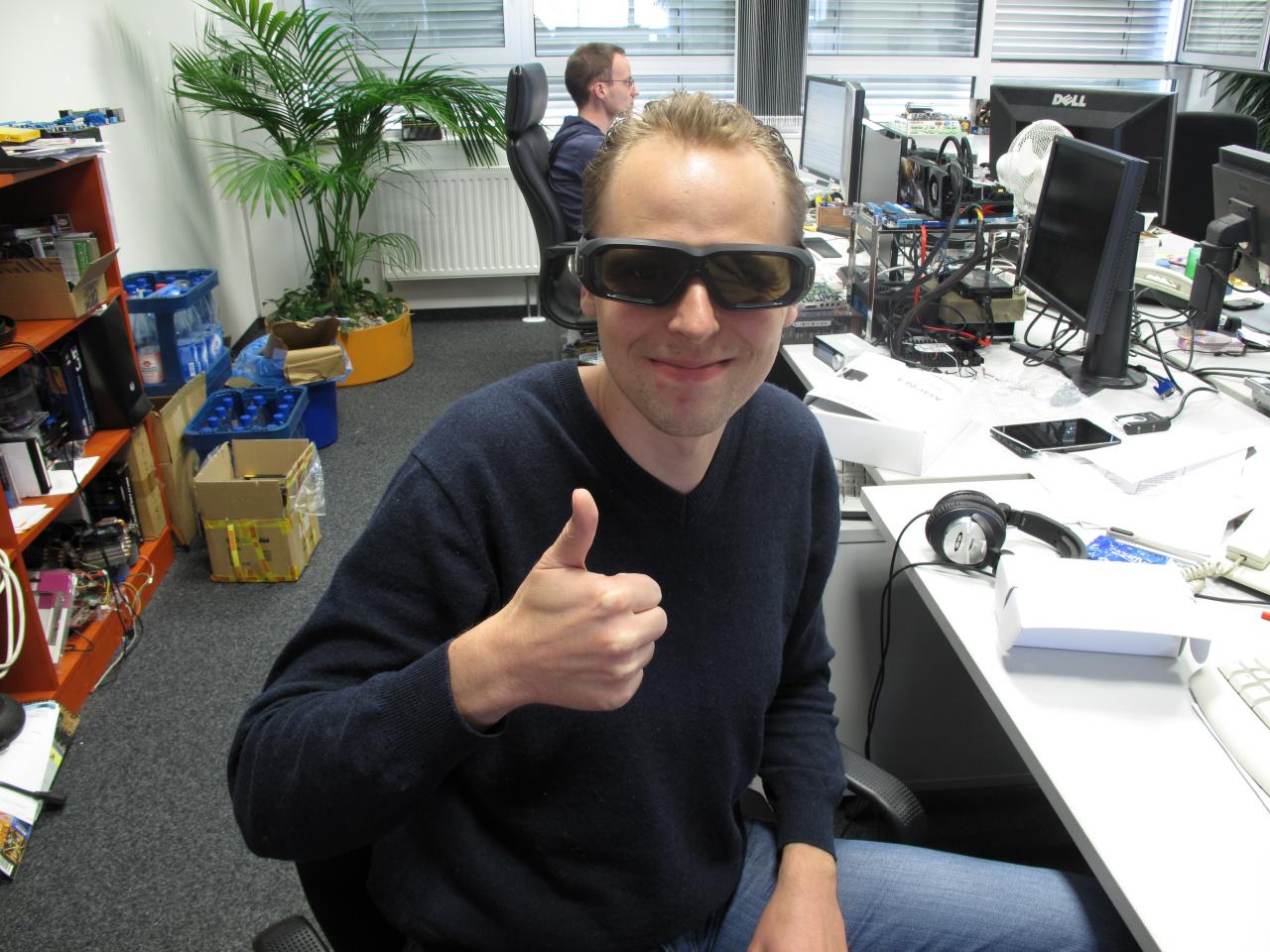 [28/10/2011] Haben wir nicht einen modischen leitenden Redakteur? Marcos neue Shutter-Brille verbessert in Kombination mit Nvidias 3D Vision 2 nicht nur die 3D-Wahrnehmung in Spielen. Das Modell hat auch das Zeug dazu, das modische Accessoire des kommenden Sommers zu werden. 