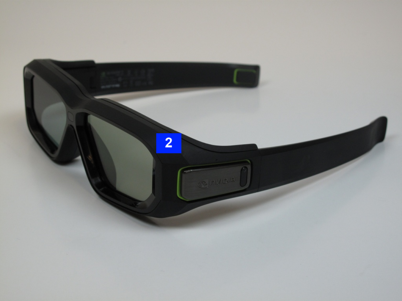 [09/10/2011] 2. Bei der neuen Brille wurde der äußere Rahmen der Brille in Richtung des Gesichts verlängert und schließen jetzt fast bündig ab. Dadurch gelangt wesentlich weniger störendes Licht in den Innenraum der Brille. Grade in hellen Räumen wird der 3D-Betrieb so wesentlich angenehmer. 