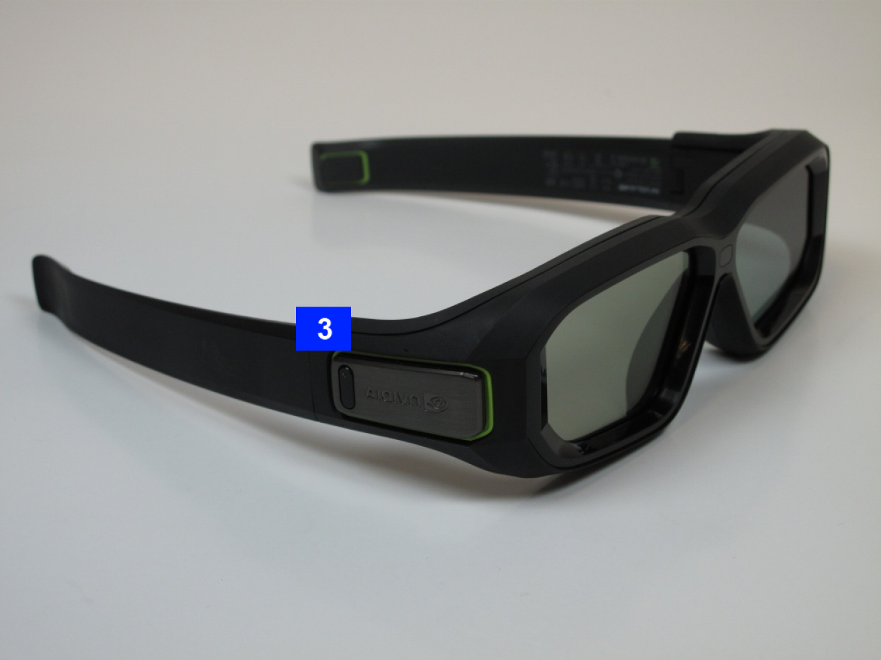 [09/10/2011] 3. Die Bügel der neuen Brille wurden etwas breiter gemacht. Dafür sind sie jetzt sehr schmal und stören nicht mehr, wenn Sie Ihr Headset tragen.