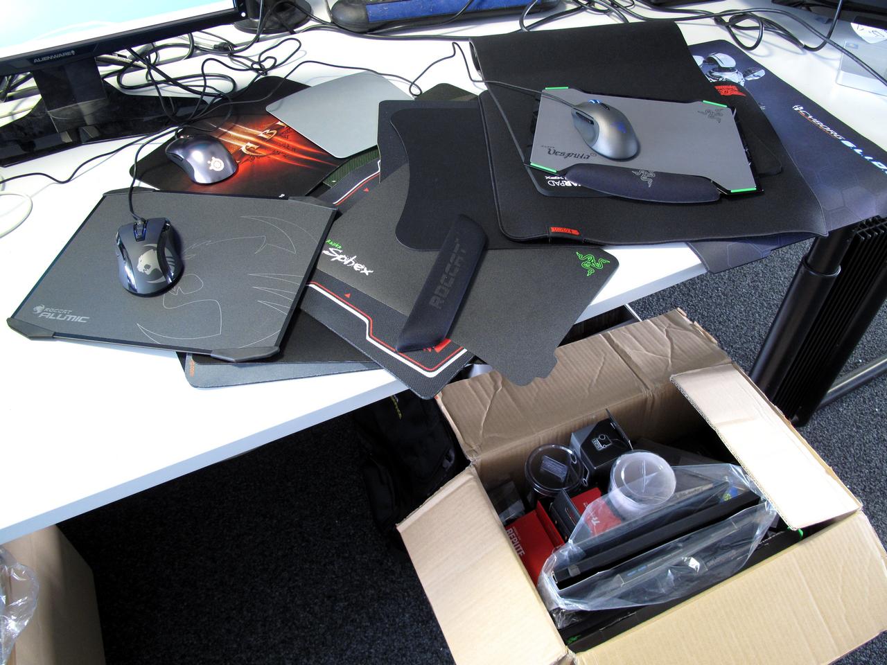 [07/10/2011] 16 Mauspads aus verschiedensten Materialien und unterschiedlichen Größen warten darauf von unserem Spiele-Onkel Frank Stöwer probegespielt zu werden.