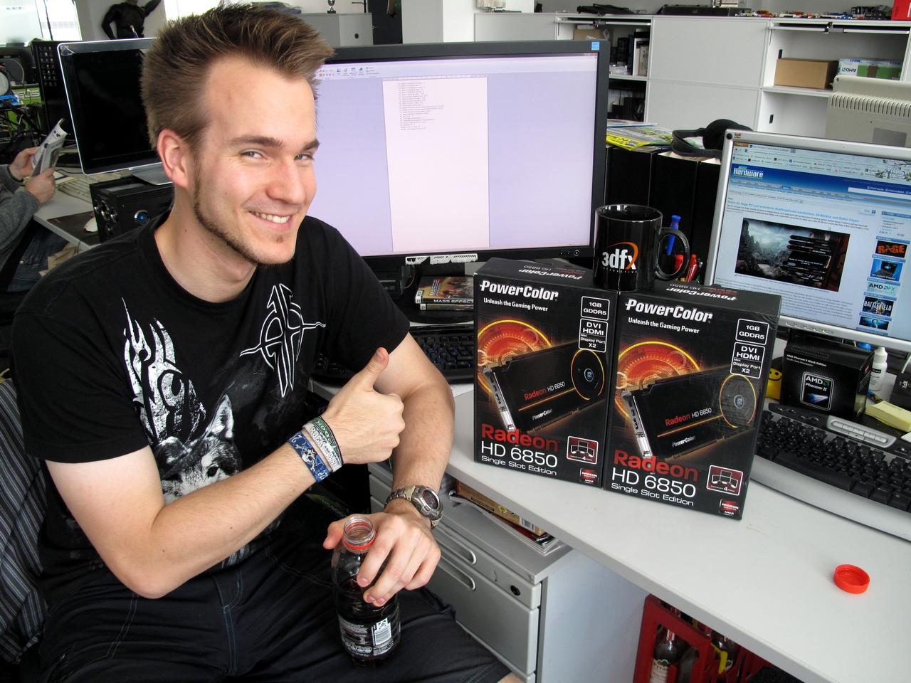 [07/10/2011] Raff hat just zwei Exemplare der Powercolor Radeon HD 6850 herein bekommen. Bei den Karten handelt um die seltene Spezies der spieletauglichen 3D-Beschleuniger mit schlanker Single-Slot-Kühlung - daher die Freude unseres Grafikkartenspezialisten.