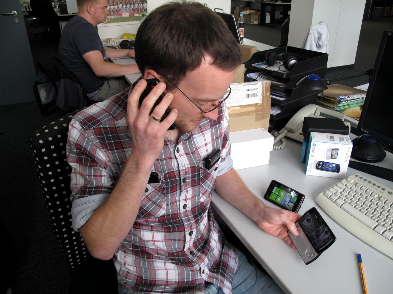 [07/10/2011] Smartphones, Smartphones und nochmal Smartphones und Tablet: Für unser neues Print-Projekt Pad & Phone geht Daniel der PCGH fremd und macht sich unter anderem schlau, was die neue Generation der mobilen Alleskönner wirklich drauf hat.