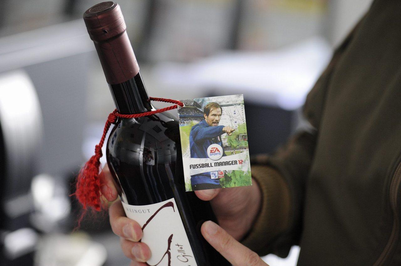 [07/10/2011] Cheffe Thilo erhielt von den Machern des Fussball Managers 2012 ein Präsent mit alkoholischem Inhalt. Ob das die finale Wertungsnote nach oben drücken wird? Zumindest ein netter Bestechungsversuch, meinen wir. ;-)