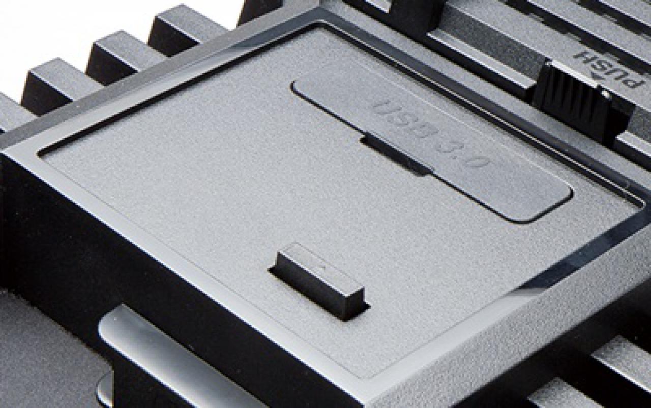 [27/11/2011] In-Win hat das neue Gehäuse BUC 101 für Spiele-PCs vorgestellt. (3)