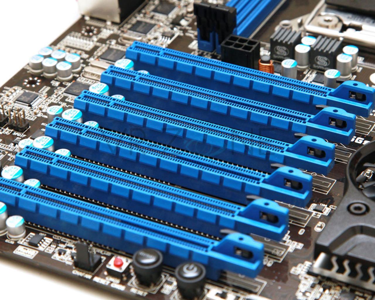 [05/11/2011] Auch Sapphire wird ein Mainboard mit Sockel LGA 2011 für die neuen Intel-Prozessoren anbieten. (4)