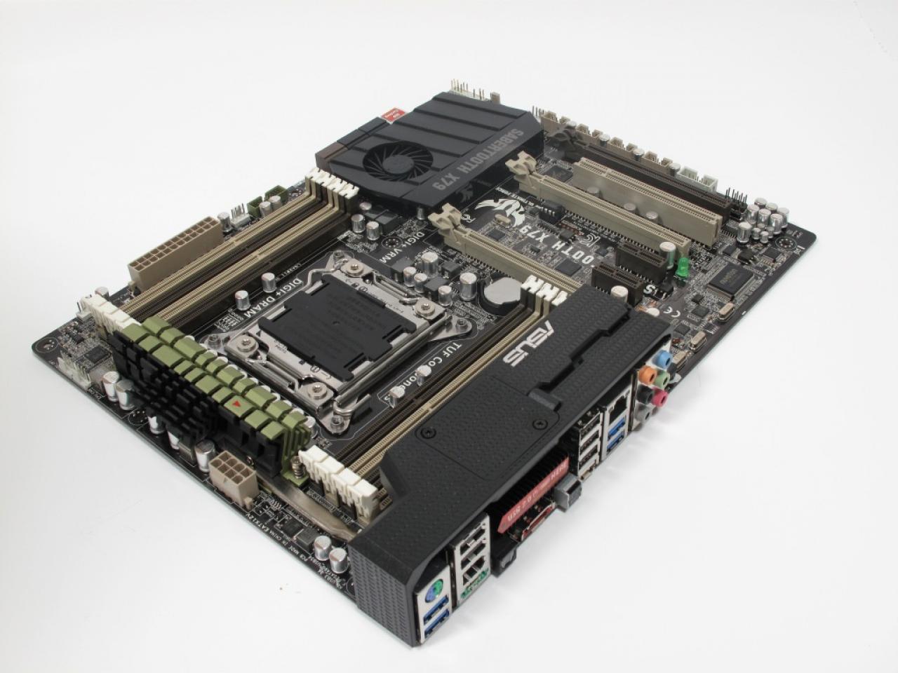 [03/11/2011] Asus Sabertooth X79 02