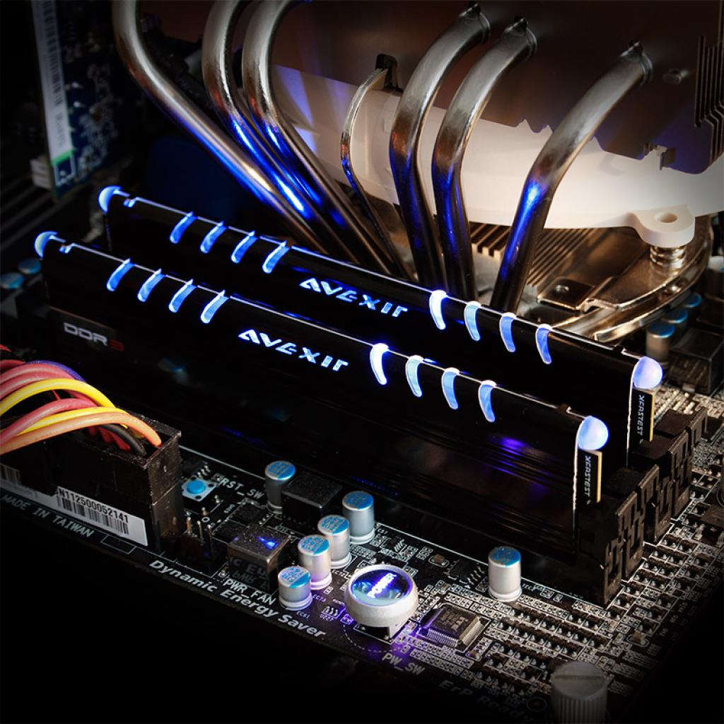 [12/11/2011] Die neuen Core-Speichermodule nutzen blaue LEDs als Leistungsmonitor. (1)