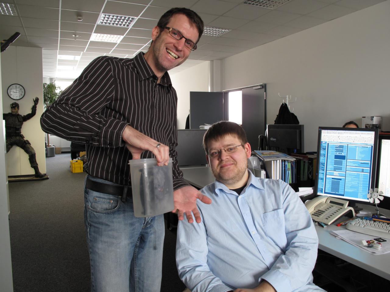 [18/11/2011] Für ein gutes Aufmacherbild werden keine Kosten und Mühen gescheut - selbst wenn dafür eine Lüfter mal in einer Plastikbox im Eisfach übernachten muss.