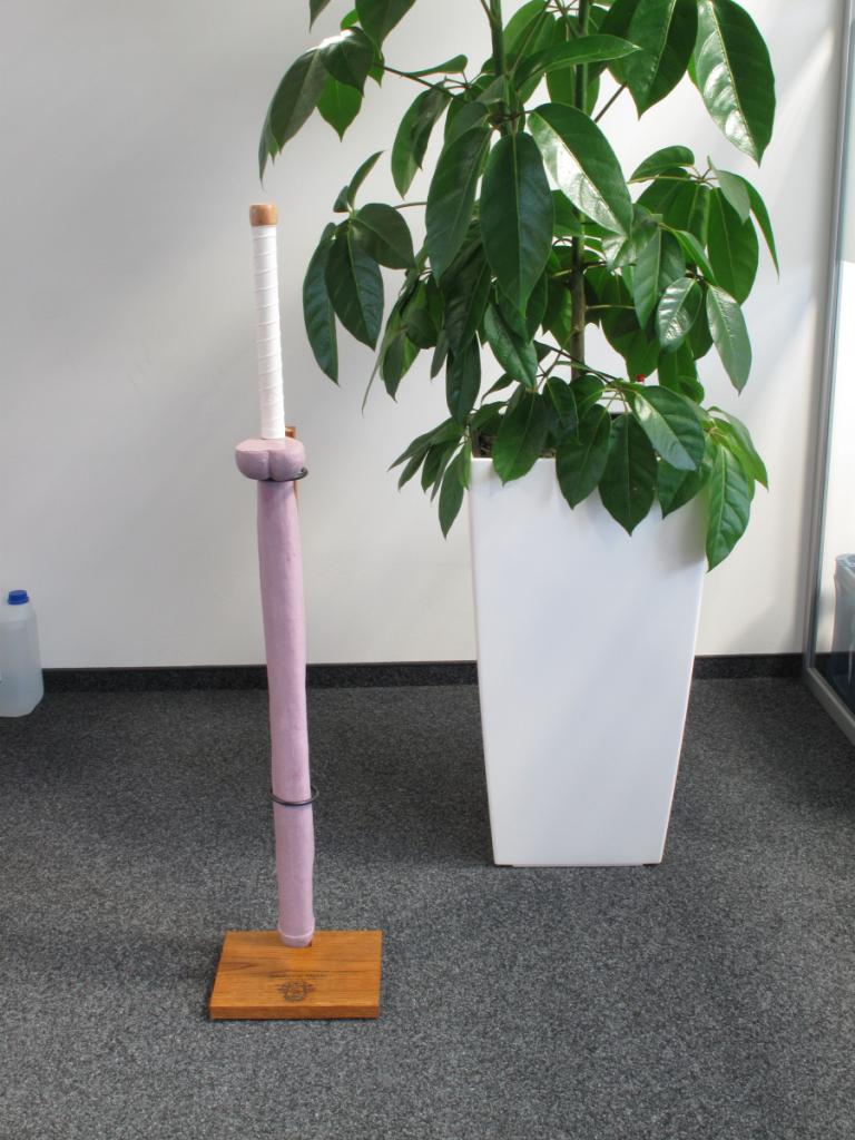 [18/11/2011] Dieser überdimensionale Phallus hat seinen Platz nicht umsonst vor den Büro von Herrn Bayer. Allein seine schiere Präsenz sowie die Androhung ihn einzusetzen - als Schlagwaffe oder wie auch immer - veranlasst jeden Redakteur seine Artikel pünktlich abzugeben. 
