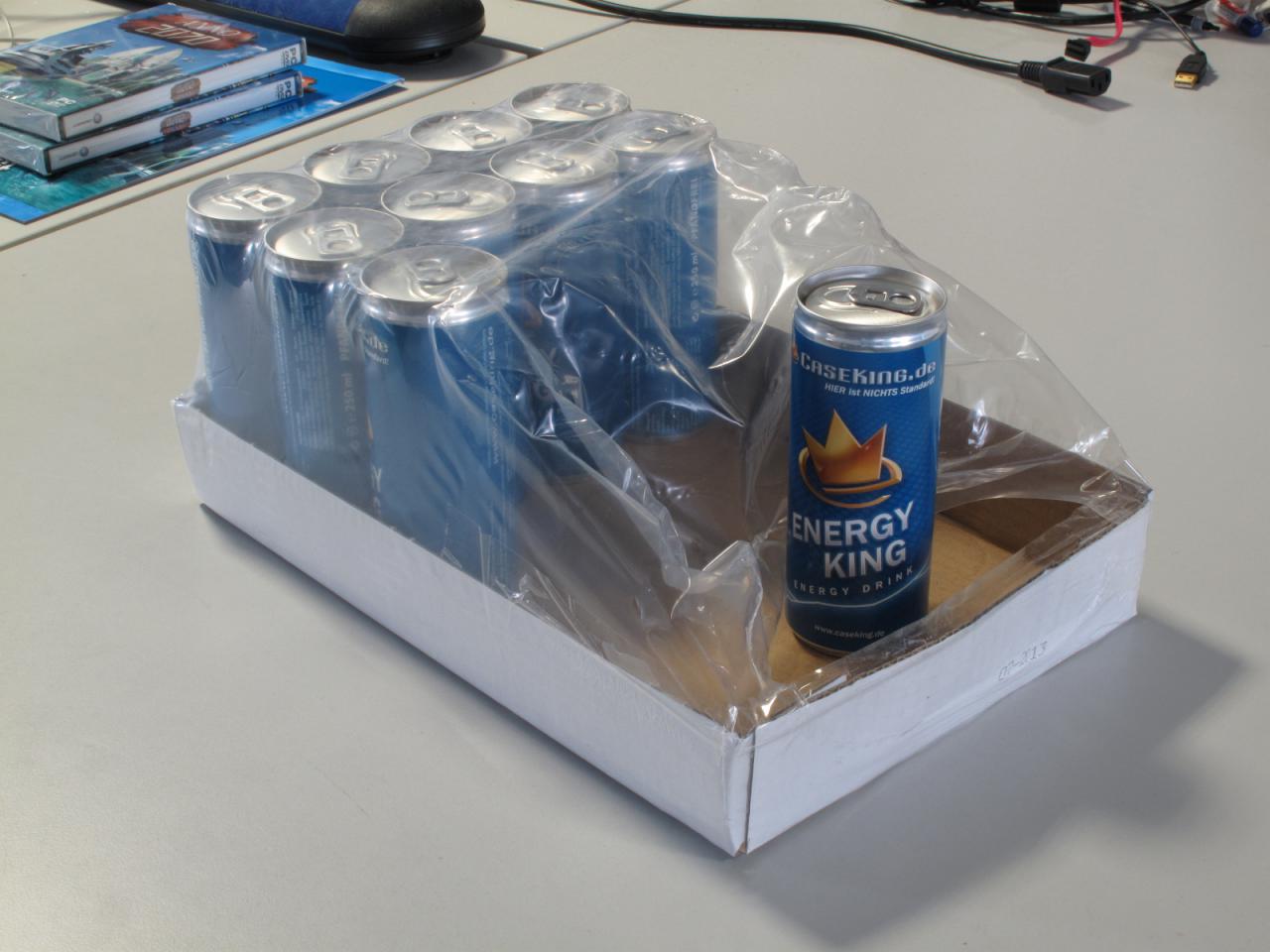 [18/11/2011] Caseking weiß was Redakteure wünschen und lieferte bei seinem Besuch erst einmal zwei Paletten mit dem hauseigenen Energy-Drink. Die PCGH dankt! 