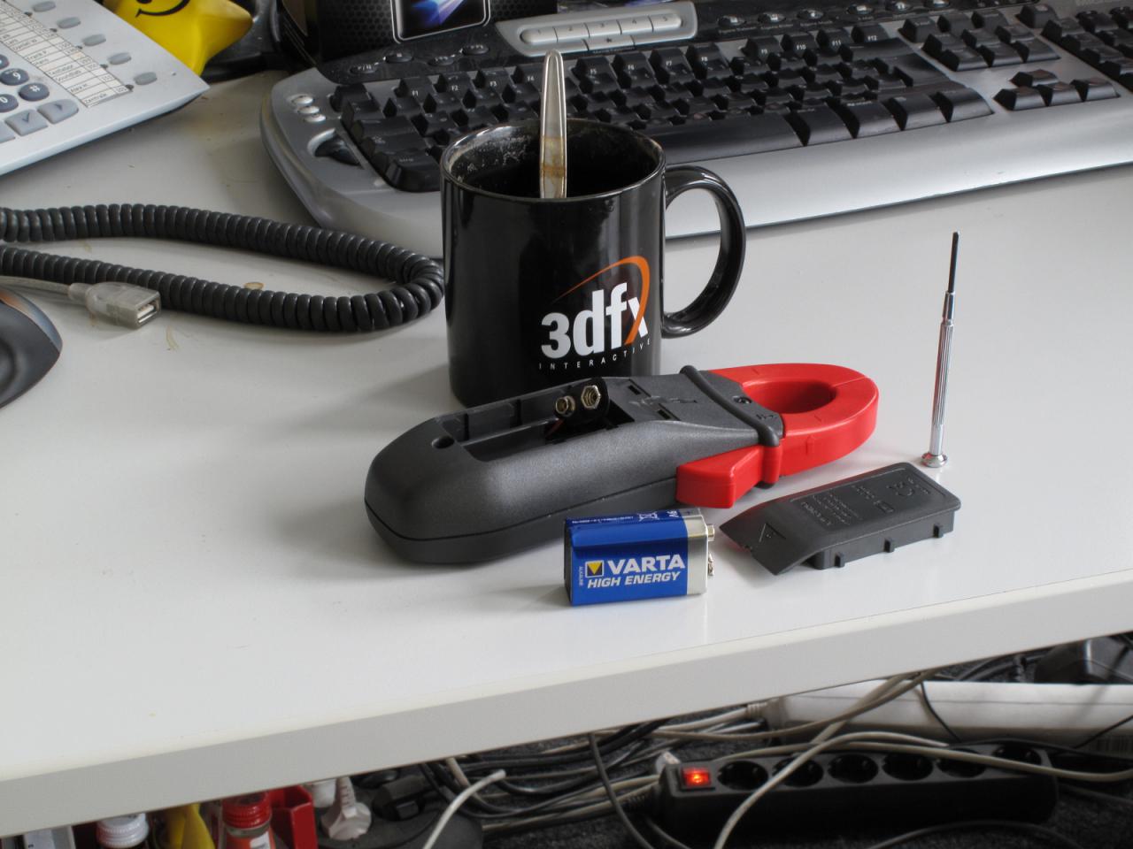 [18/11/2011] Marktübersicht Grafikkarten (inklusive noch geheimer Geforce!): Unser Ampere-Messgerät benötigt alle paar Monate eine neue 9-Volt-Batterie. Raff fütterte die Zange, damit Sie die Watt-genauen Angaben der elektrischen Leistungsaufnahme aufgetischt bekommen.