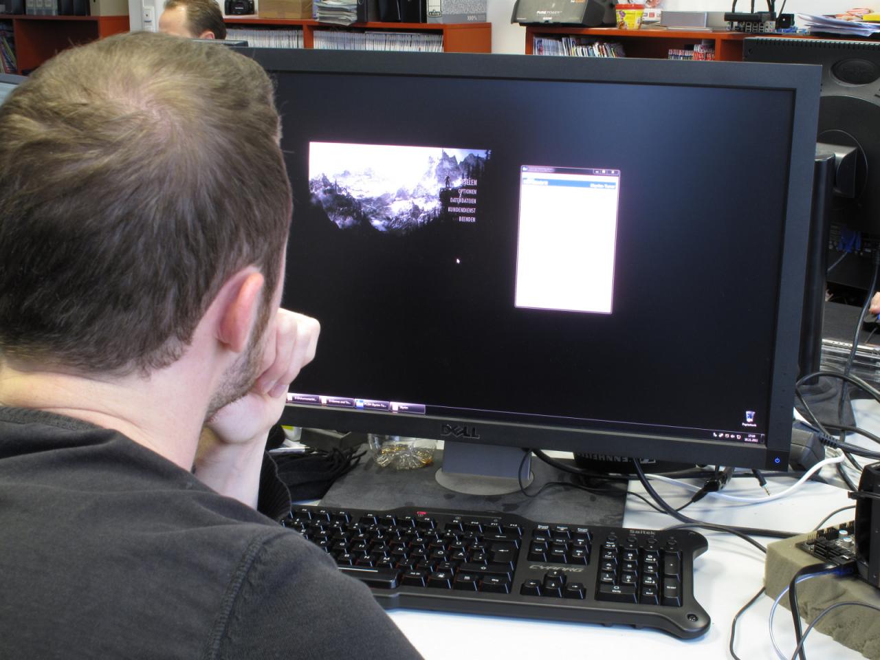 [18/11/2011] An Marcs Arbeitsplatz entsteht gerade der von Christian programmierte Skyrim-Tuner. Falls Sie Sich beschweren, dass man von dem guten Stück gar nichts sieht: Bis zum EVT der PCGH01/2012 am 7.12.2011 ist das Tweak-Tool natürlich geheim. Ups. :)