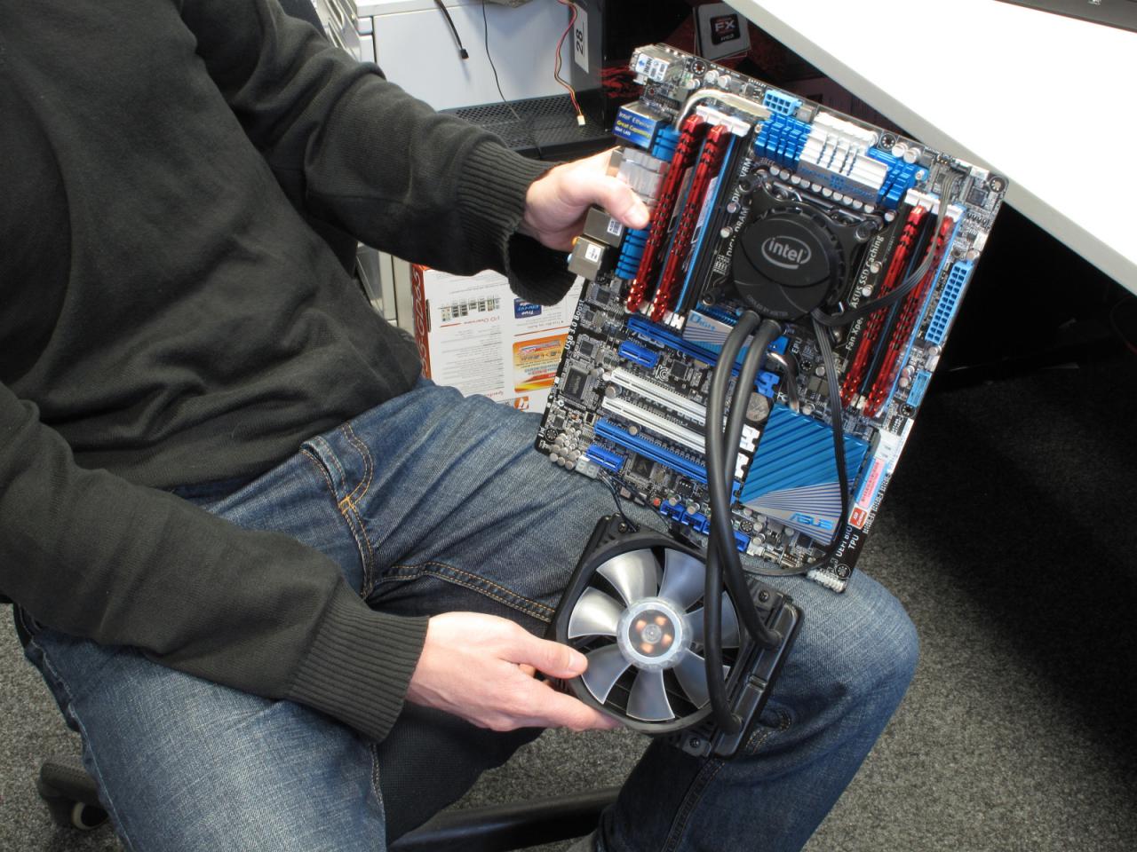 [18/11/2011] Dieses Mainboard mit X79-Chipsatz passt perfekt zu dem von Marc getesteten Core i7-3690X. Und damit alles schön kühl bleibt, hat Intel auch eine feine Wasserkühlung parat.