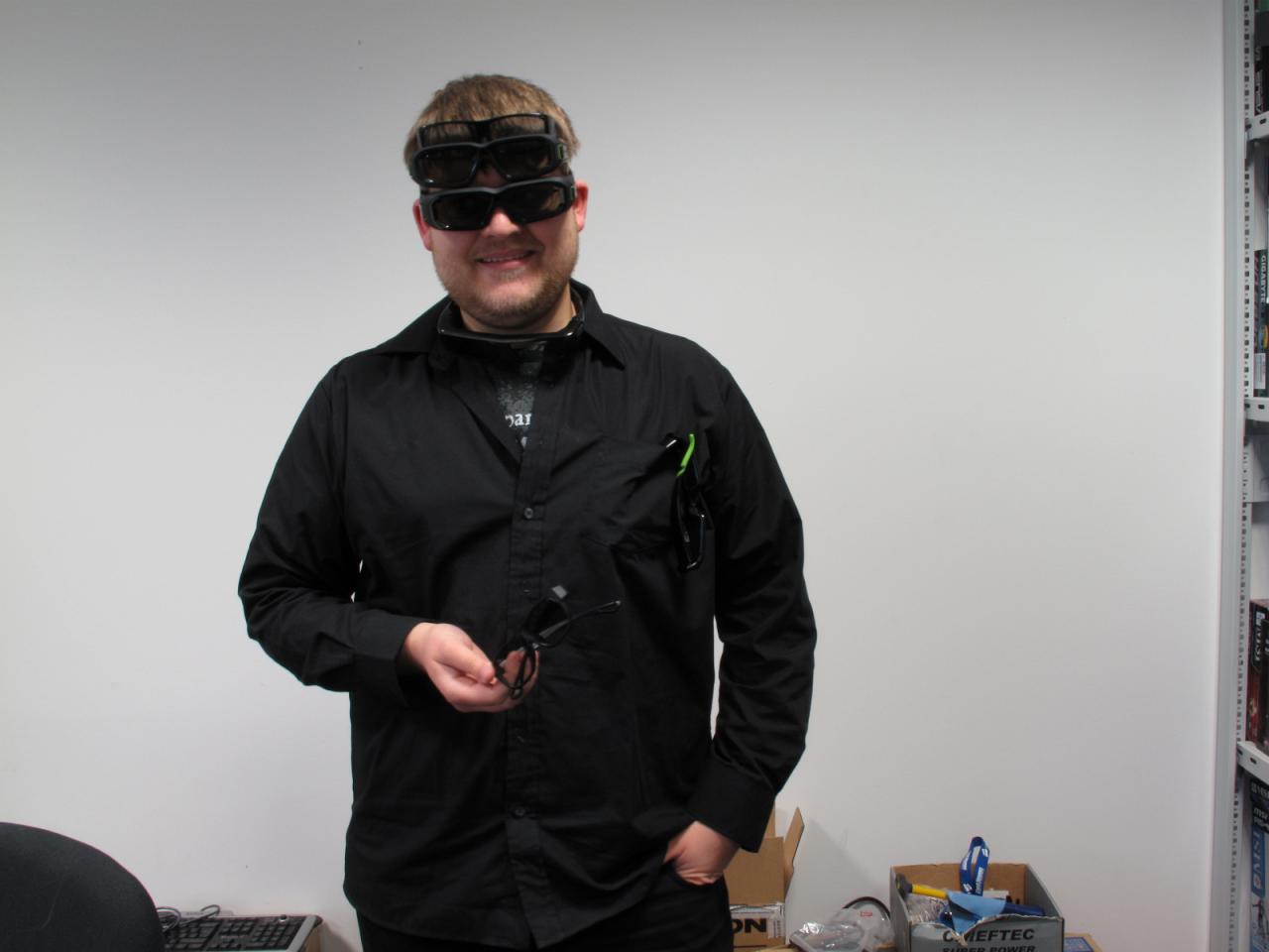 [18/11/2011] Stephan hat den Durchblick. Eine 3D-Brille im Koop mit dem konventionellen Nasenfahrrad sollte doch für den ungetrübten Spielspaß in 3D reichen. Doch unser 