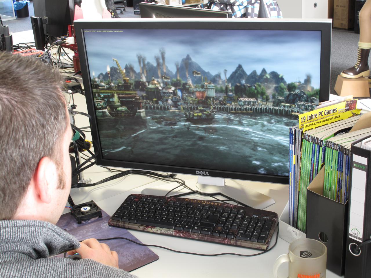 [04/11/2011] Anno 2070 die Zweite: Carsten erfreut sich an den kleinen und witzigen Details, wie der betrunkene Arbeiter vor der Schnapsfabrik, die Related Designs in der neuen Anno-Teil eingebaut hat. 