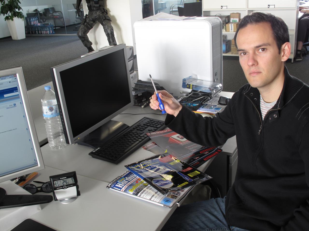 [04/11/2011] Das schönes Gimmick, das der Premium-Ausgabe der PCGH 12/2011 beiliegt, kann auch Daniel Waadt gut gebrauchen. Mit einem Schraubenzieher mit PCGH-Logo werkelt es sich einfach besser am heimischen PC!