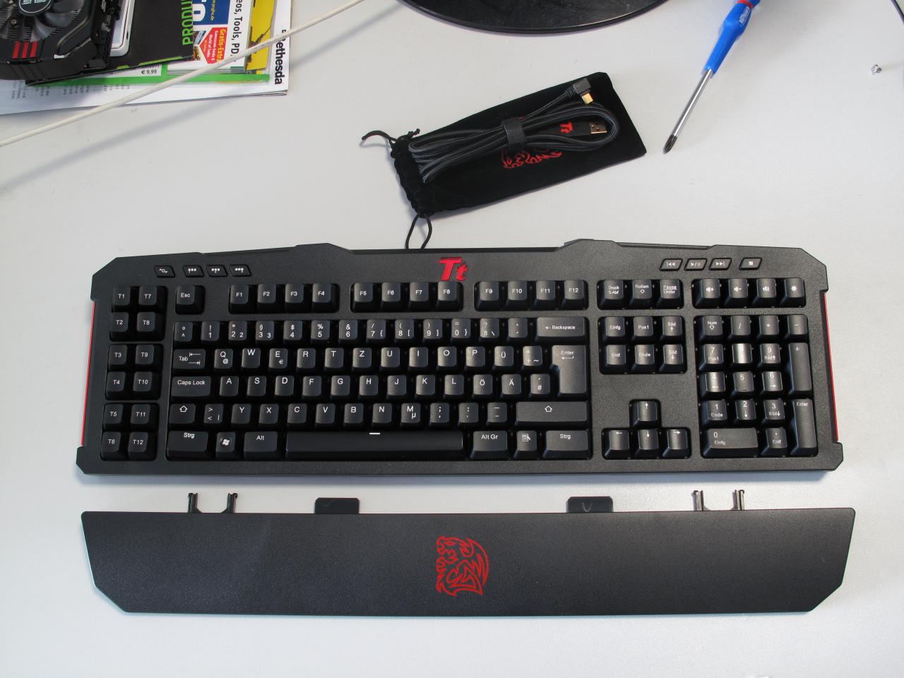 [04/11/2011] Brandneu im Testlabor und schon auf dem Schreibtisch unseres Eingabegerätefachmanns Frank Stöwer: das Tt esports Meka G Unit mit schwarzen Cherry-Schaltern. Mechanische Tastenbretter sind aktuell schwer angesagt. 