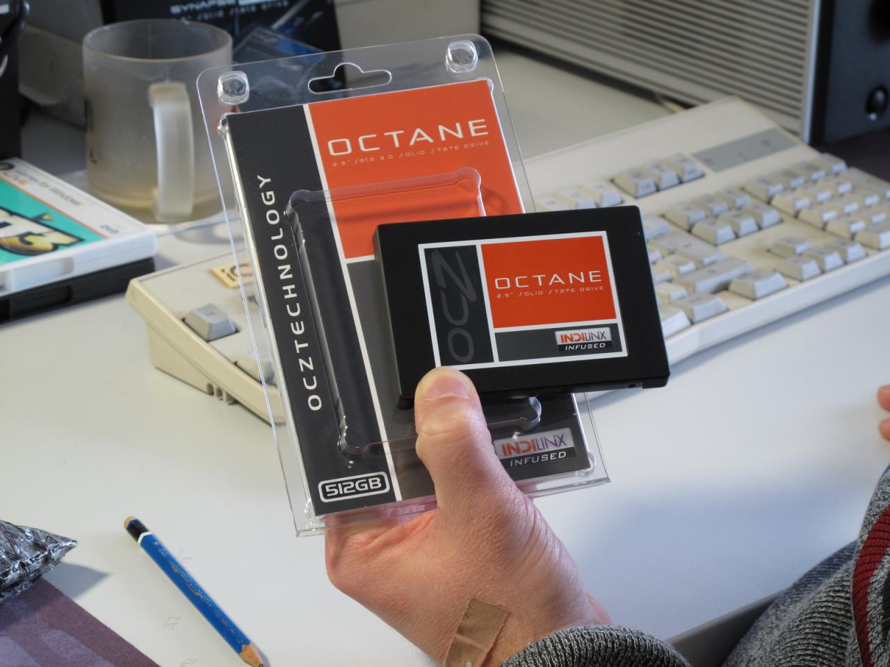 [25/11/2011] So muss das sein. Nach der Produktion ist vor der Produktion und Carsten hat mit der neuen, 512 GByte großen OCZ-Octan-SSD mit Indilinx-Controller schon Arbeit für Montag gebunkert.