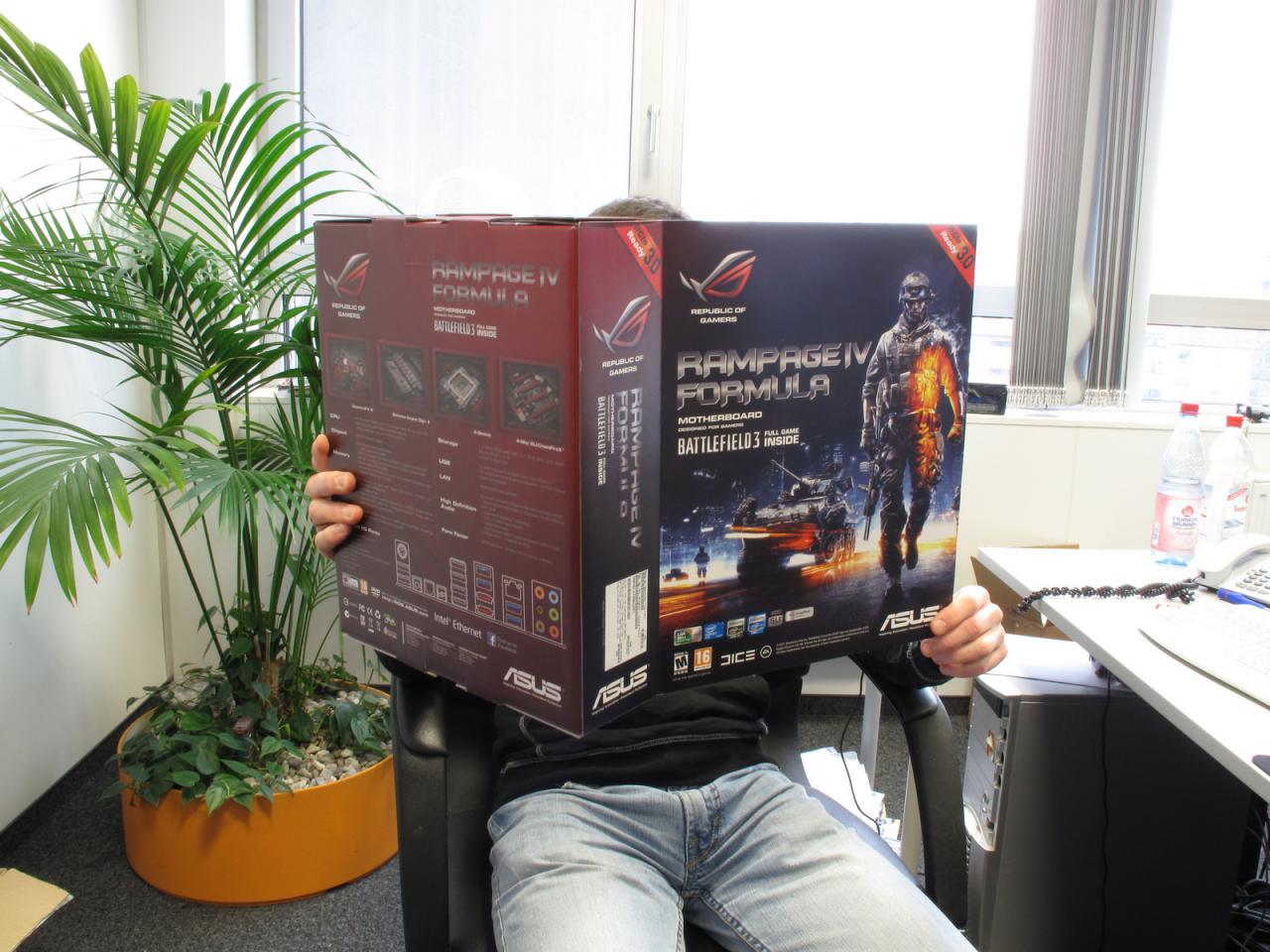 [25/11/2011] Wer könnte sich wohl gerade hinter diesem großen Battlefield-3-Buch verstecken. Raten Sie mit, Sie gewinnen auf jeden Fall an Erfahrung)