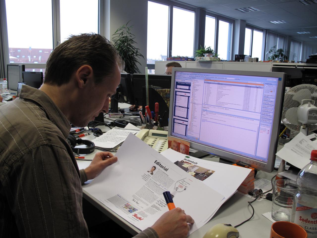 [25/11/2011] Nur noch ein paar Korrekturen trennen unseren Redaktions-Vorarbeiter Marco von der Fertigstellung der PCGH 01/2012 und dem wohlverdienten Wochenende.