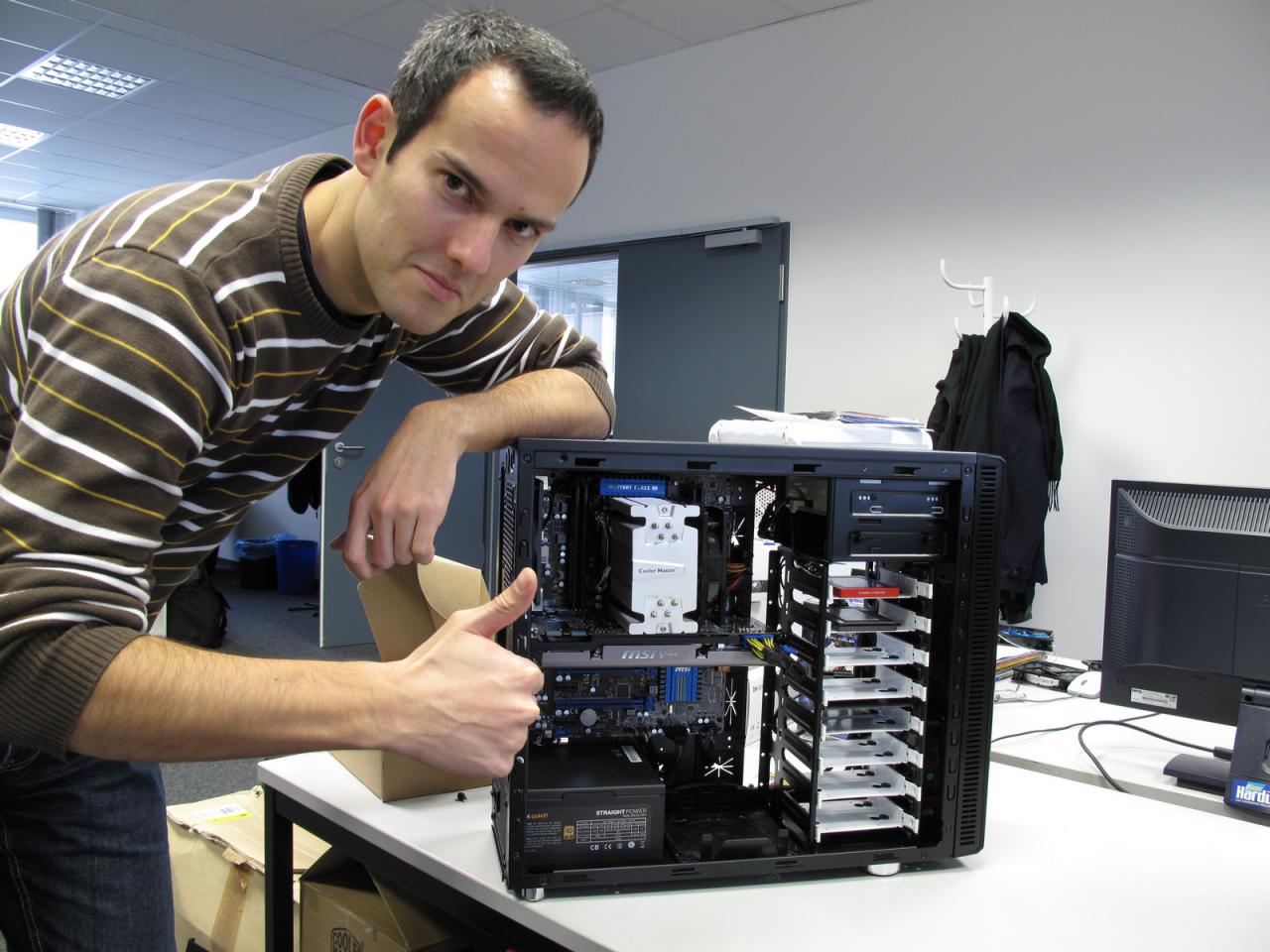 [25/11/2011] Daumen Hoch. Dieser Rechenknecht ist zwar noch geheim aber hat unseren PCGH-PC-Experten Daniel Waadt trotzdem schon mächtig beeindruckt. Wetten, dass über die Maschine auf unserer Webseite bald etwas zu lesen ist?!