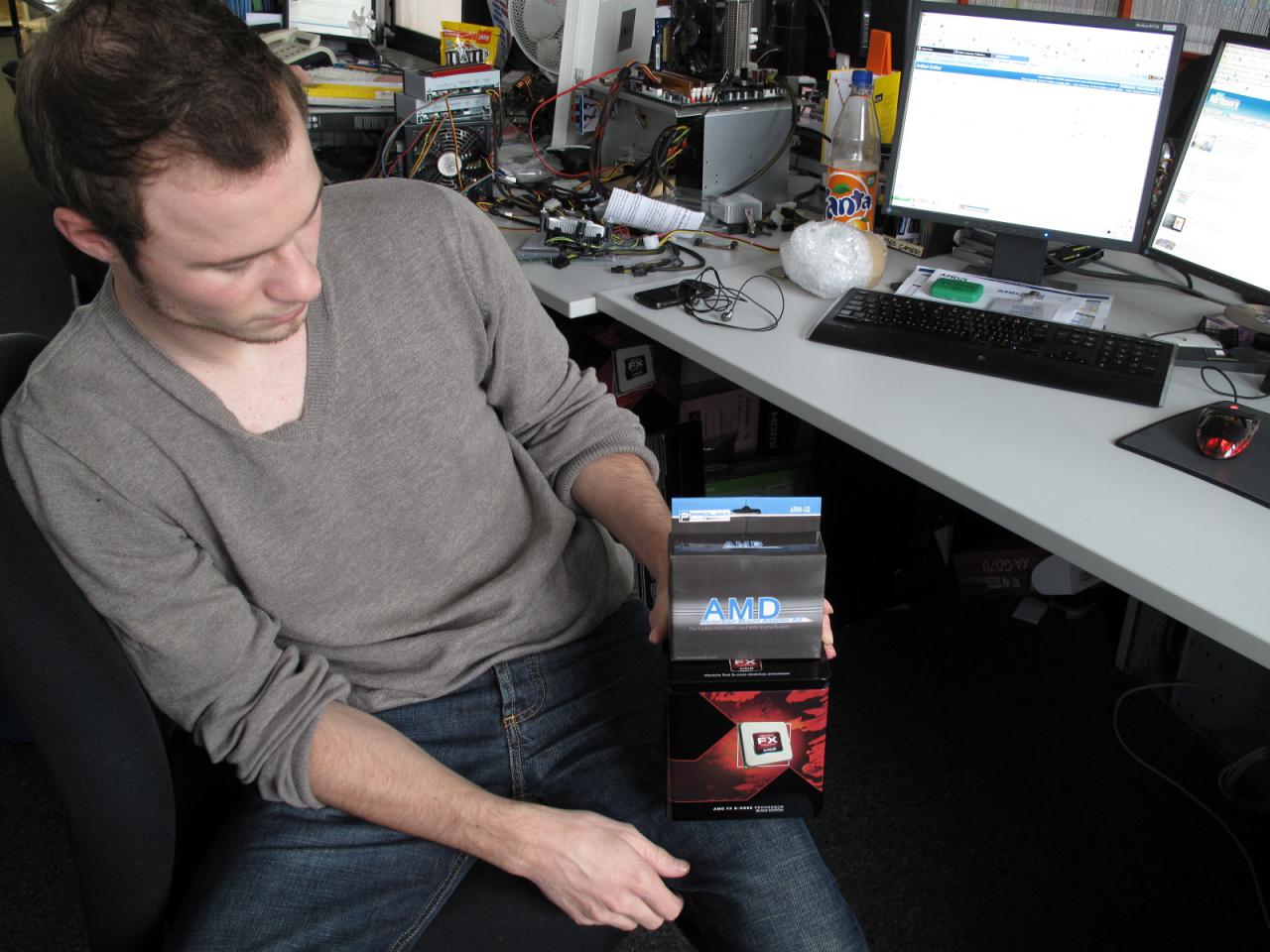 [11/11/2011] Die Verpackungen liegen noch auf der Arbeit, denn dort hat Marc nach Feierabend sein neues Bulldozer-System zusammengebaut: Ein FX-8150 auf einem Gigabyte 990FXA-UD5 sowie dem Prolimatech Megahalems plus AM3-Kit ist's am Ende geworden.