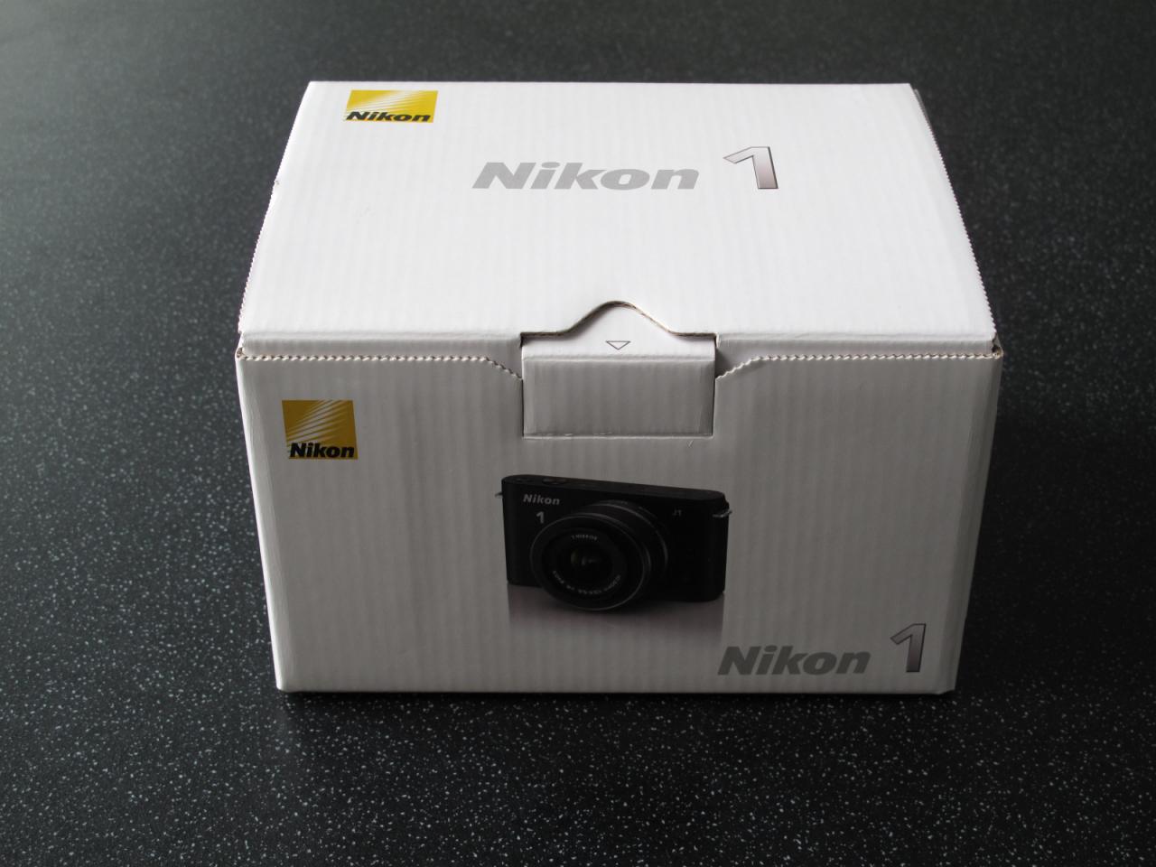 [11/11/2011] Für unsern Chef momentan die Nummer eins: die Nikon 1. Zum Auspacken hatte Thilo dann aber doch keine Zeit.
