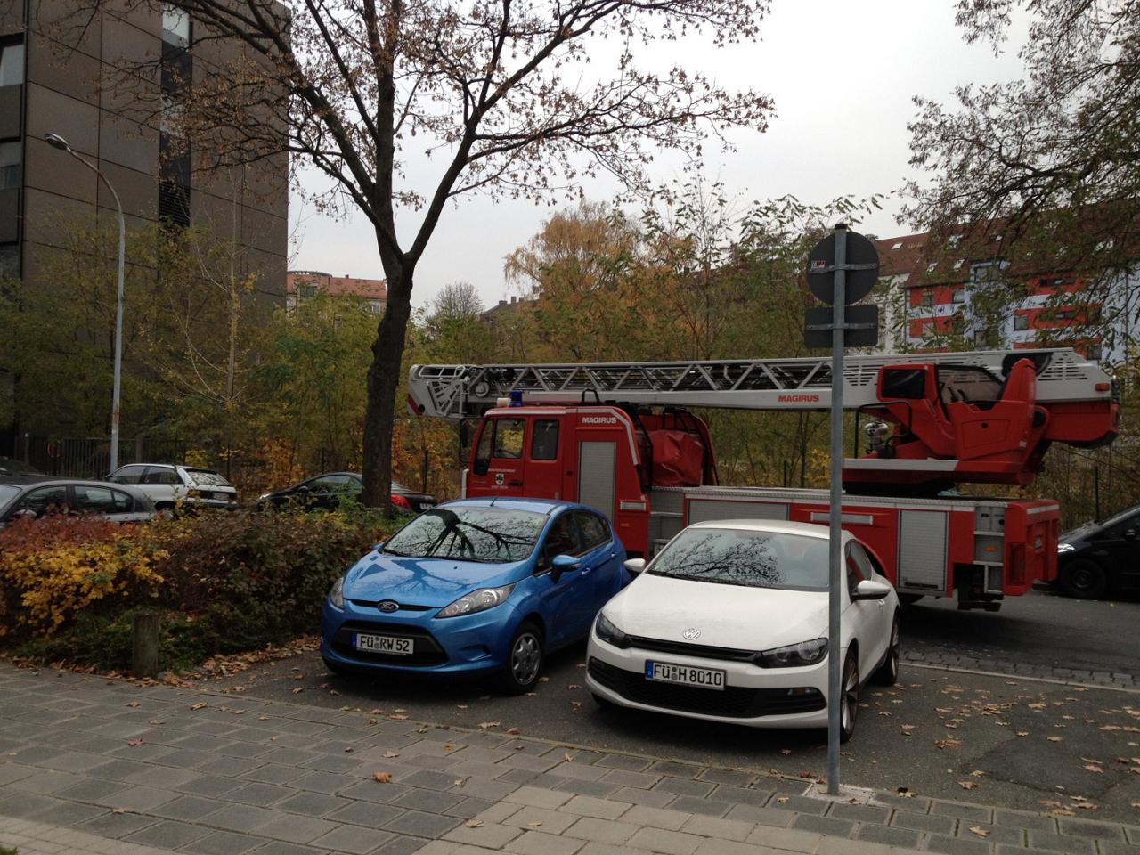 [11/11/2011] Tatü Tata, die Feuerwehr war da. Grund des Alarms war Gerüchten zufolge ein Wasserkocher im Erdgeschoss. Außer unseren Frühaufstehern Daniel Waadt, welcher die Fotos geschossen hat, und Raff, der todesmutig trotzdem ins Haus gewandert ist, hat das aber kaum jemand mitbekommen.
