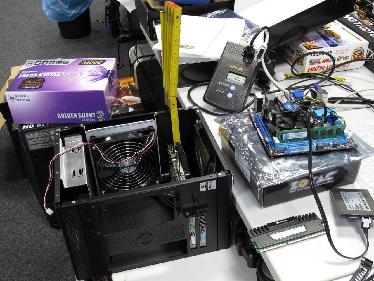 [11/11/2011] Klein aber fein und trotzdem geht da tolle Hardware rein. Die soll aber auch noch spieletauglich sein und möglichst wenig Strom verbrauchen - das war mal eine Wochenaufgabe für unseren Carsten.