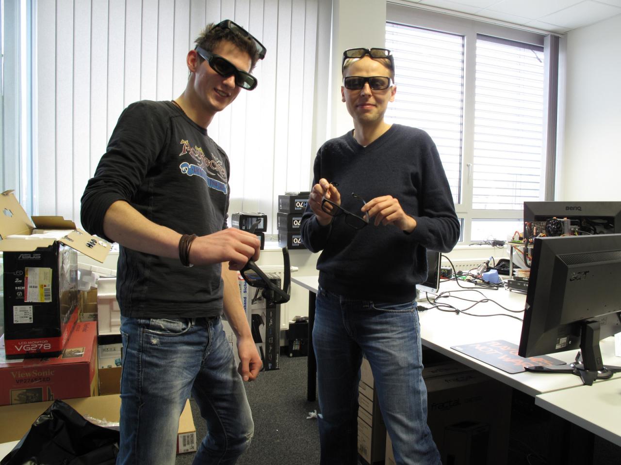 [11/11/2011] So eine Auswahl an schmucken Sehhilfen gibt es zwar nicht bei Fielmann, aber bei Marco und unserem Prakti Fabian - wenn ein Test von 3D-Brillen samt passenden Bildschirmen angesagt ist. Beide machen sich auch sehr gut als Model: Ob da eine fachfremde Karriere folgt?