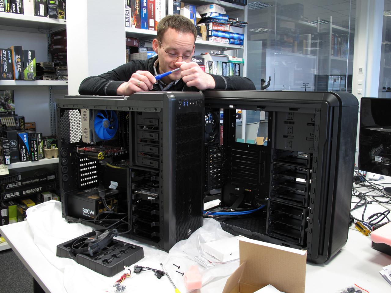 [11/11/2011] Schön oder schön viel Arbeit, denkt Daniel beim Anblick der Gehäuse, die er für die kommende Ausgabe testen muss. Zum Glück ist er ja mit dem PCGH-Schraubenzieher für diese Aufgabe bestens gerüstet.