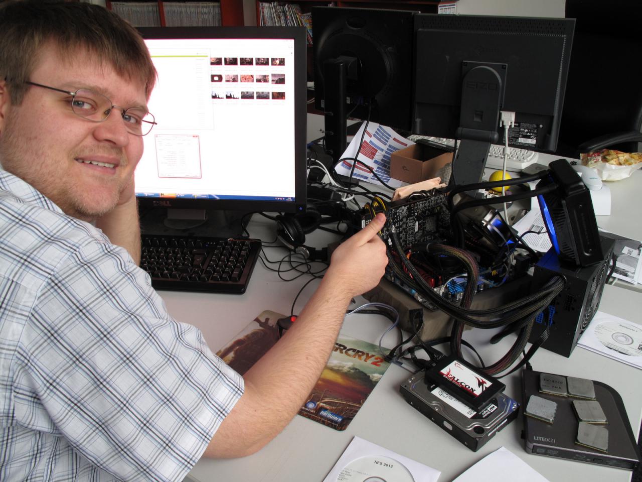 [11/11/2011] Geheim, aber gut. Informationen zu der Plattform und der Wasserkühlung bekommen Sie erst am Montag nach Fall des NDAs. Stephan jedenfalls findet das Teil jetzt schon töfte.